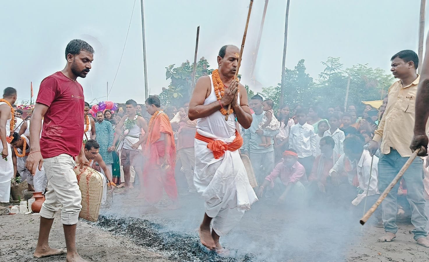 देवरिया में मंडा पूजा ,भक्तों की उमड़ी भीड़