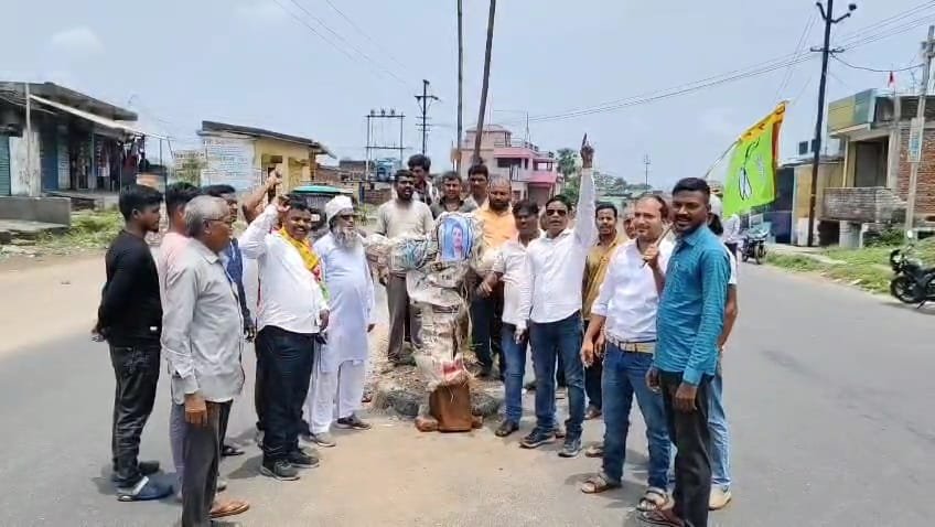 झारखंड लोकतांत्रिक क्रांतिकारी मोर्चा द्वारा मांडू विधायक का पुतला दहन