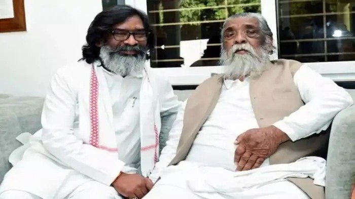 हेमंत सोरेन पिता शिबू सोरेन के स्वास्थ्य का हाल जानने पहुंचे दिल्ली