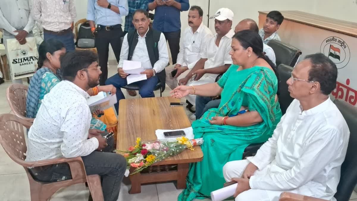मंत्री दीपिका पांडे सिंह के जनता दरबार में फरियाद लेकर पहुंची महिलायें