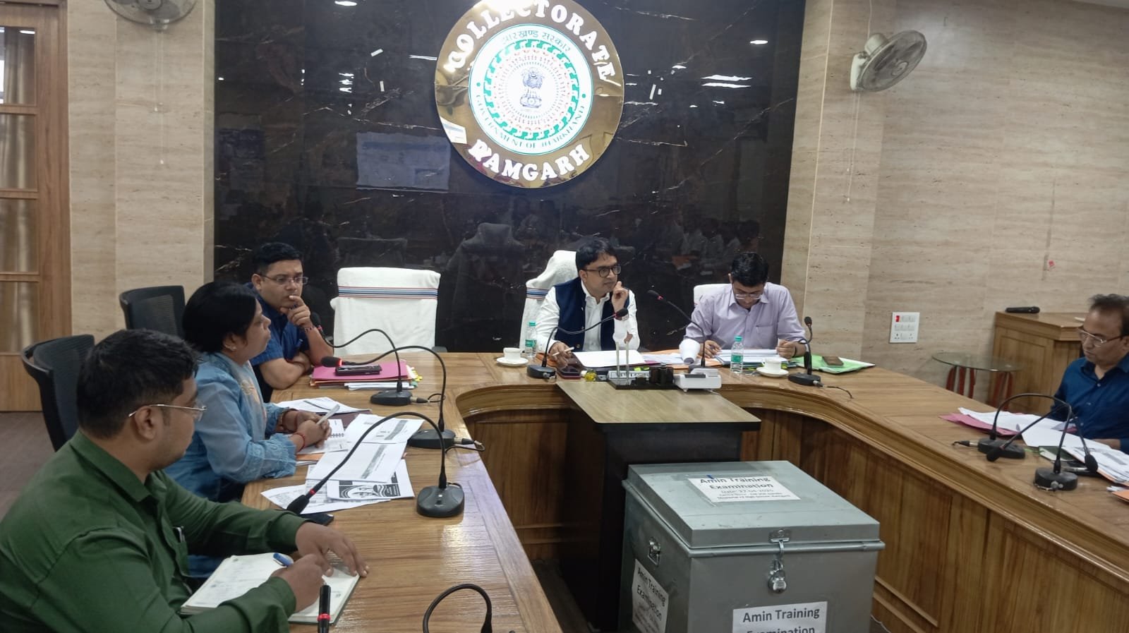 मनरेगा, प्रधानमंत्री आवास योजना, अबुआ आवास योजना के तहत उपायुक्त की अध्यक्षता में हुआ बैठक