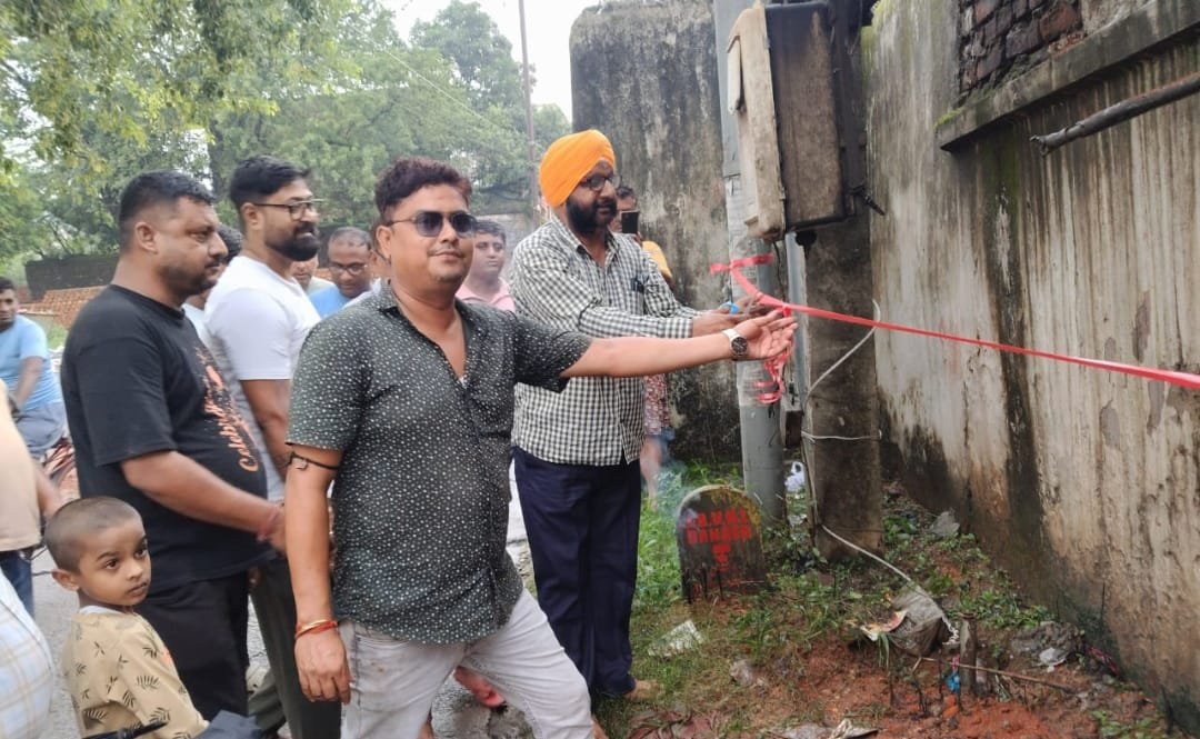सांसद के सहयोग से पतरातू बस्ती में लगा ट्रांसफार्मर