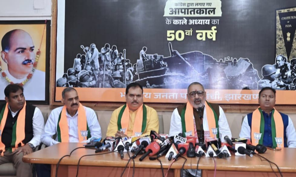 लोकतंत्र और वंशवाद एक दूसरे के पूरक नहीं हो सकते:गिरिराज सिंह