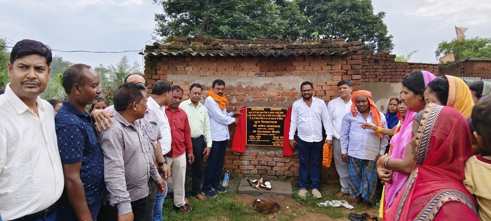 डीएमएफटी फंड से पीसीसी पथ का शिलान्यास और उद्घाटन