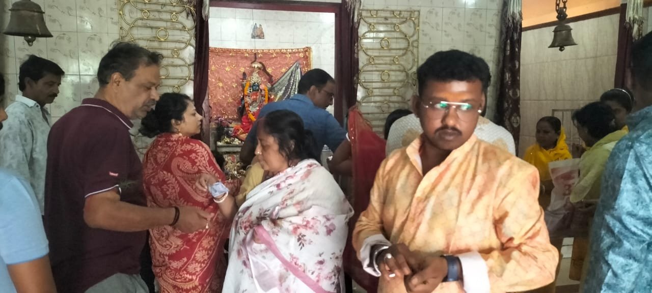 पतरातू स्थित स्टीम कॉलोनी के काली मंदिर प्रांगण में मां विपतारिणी की हुई पूजा