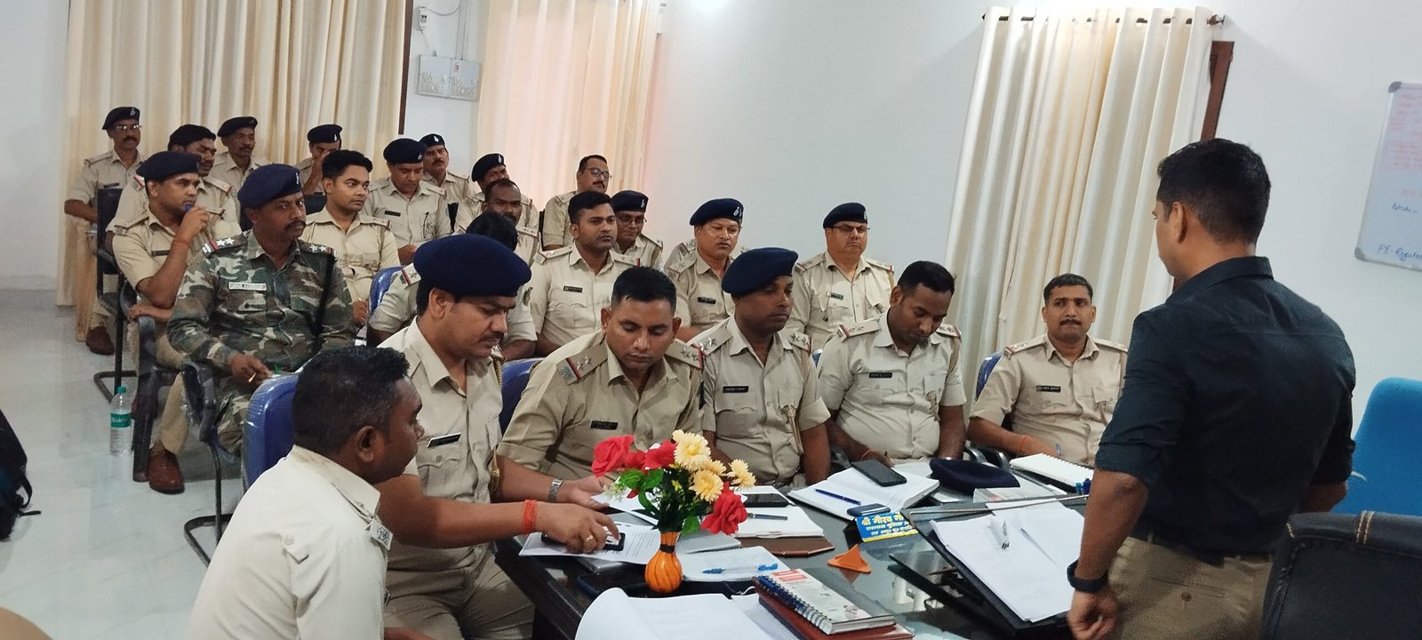 एसडीपीओ ने पतरातू अंचल क्षेत्र के सभी थाना प्रभारी और पदाधिकारियों के साथ की बैठक