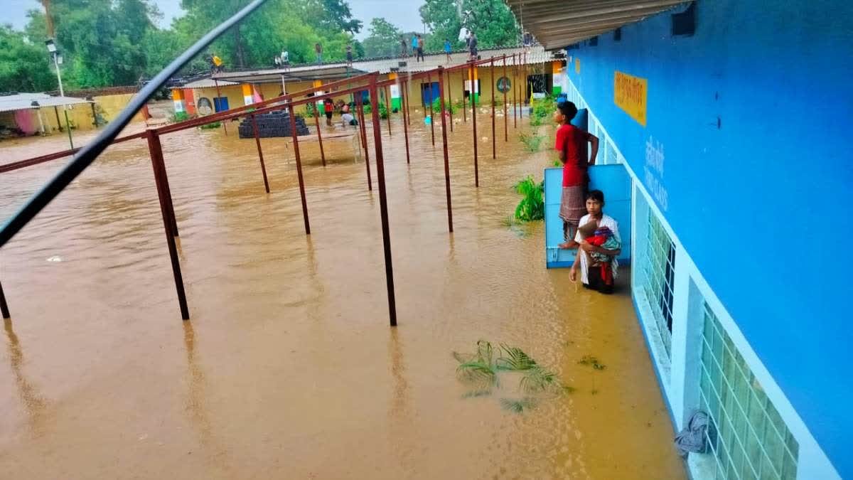 भारी बारिश के कारण स्कूल और हॉस्टल में घुसा बारिश का पानी