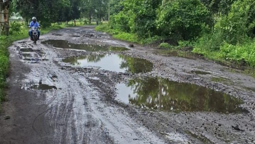 बारिश ने की चोरधारा मुख्य सड़क की जर्जर स्थिति