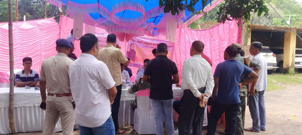 एसडीपीओ कार्यालय परिसर में पुलिस अधिकारी और जवानों ने स्वास्थ्य जांच कराया