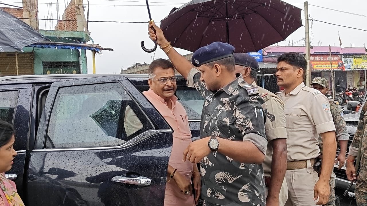 हजारीबाग सांसद मनीष जायसवाल और बड़कागांव विधायक को सीकरी थाना की पुलिस ने किया डिटेन,नज़र बंद