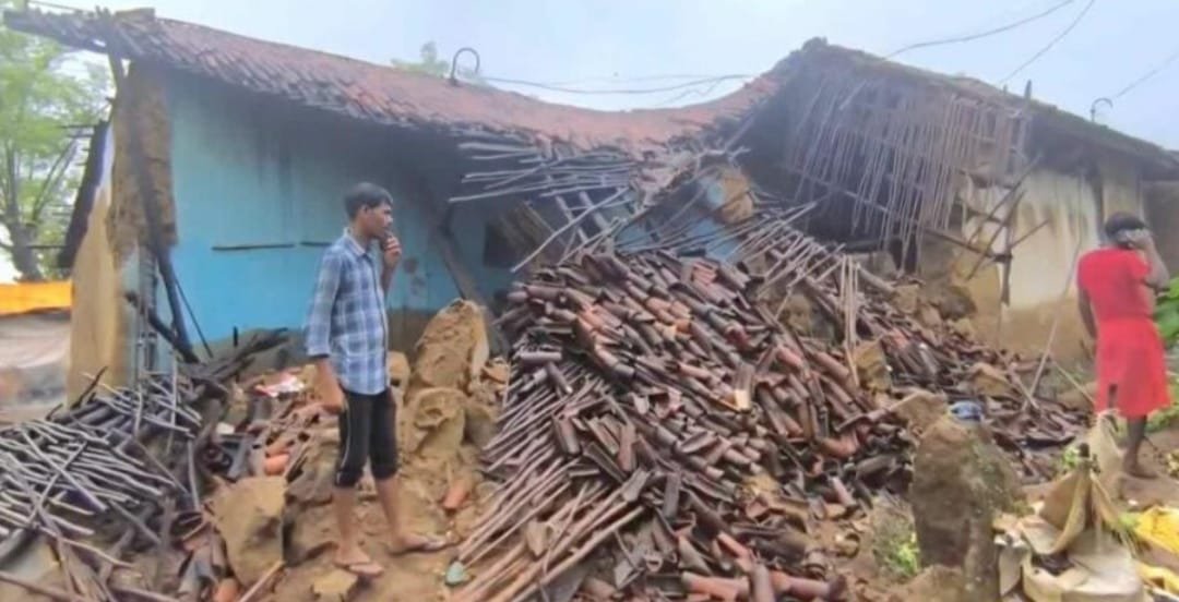 मूसलाधार बारिश का कहर,कच्चा मकान ढहने से बच्चे की मौत,तीन घायल
