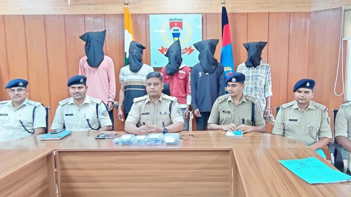 खूंटी पुलिस ने चार पीएलएफआई नक्सलियों समेत पांच लोगों को किया गिरफ्तार
