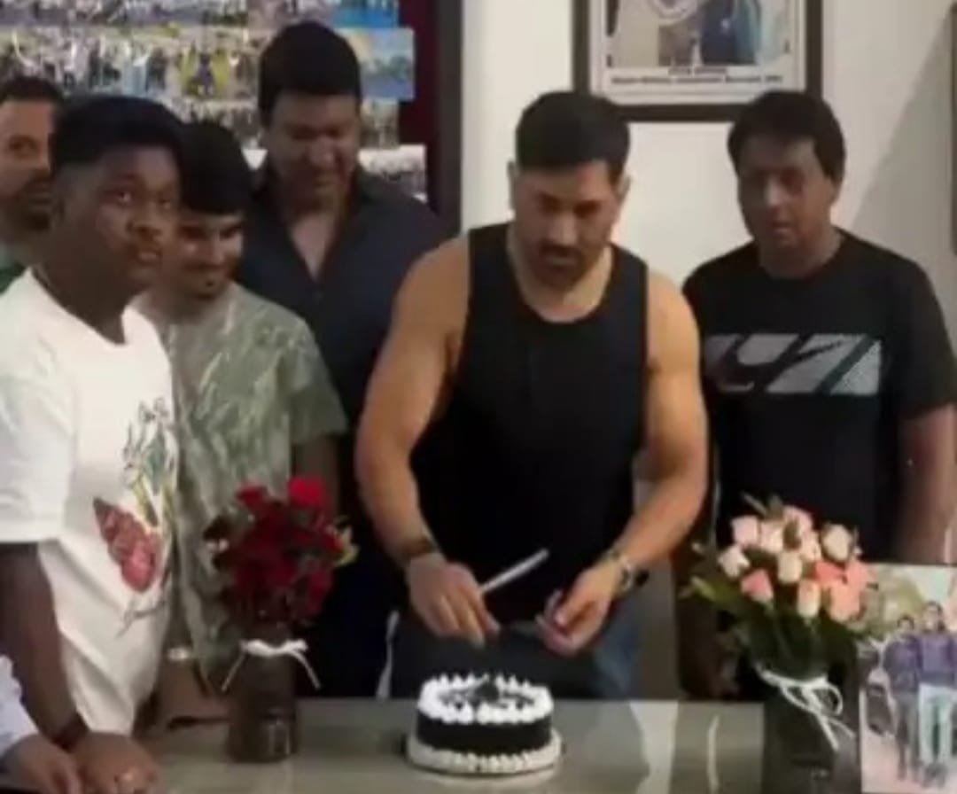 जन्मदिन पर फार्म हाउस से बाहर निकले धोनी,हाथ हिलाकर फैंस का स्वीकार किया अभिवादन