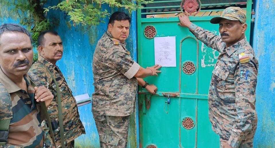 बासल पुलिस ने फरार अभियुक्त के घर चिपकाया इश्तिहार