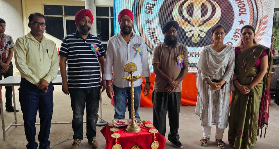 श्री गुरु नानक पब्लिक स्कूल में अंग्रेज़ी एक्सटेम्पोर प्रतियोगिता में चमके युवा वक्ता