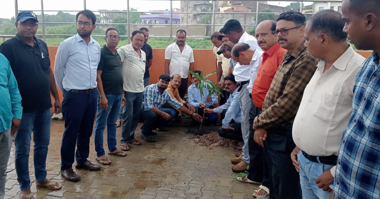 जय बाबा बूचा बांध पूजा स्थल में बरका सयाल महाप्रबंधक ने पौधारोपण करवाया