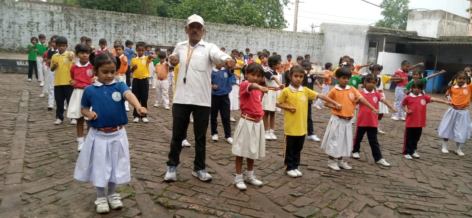 एला एगंलाइज विद्यालय में एक से पांचवीं कक्षा तक के बालिकाओं का योग तथा कराटे का प्रशिक्षण संपन्न : प्राचार्य