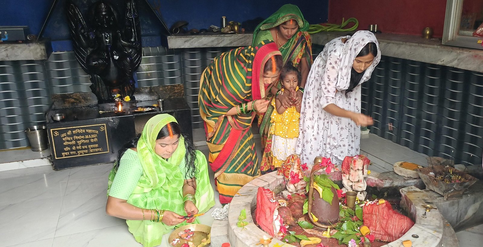 सावन के पहले सोमवारी को शिवालयों में शिव भक्तों ने किया जलाभिषेक