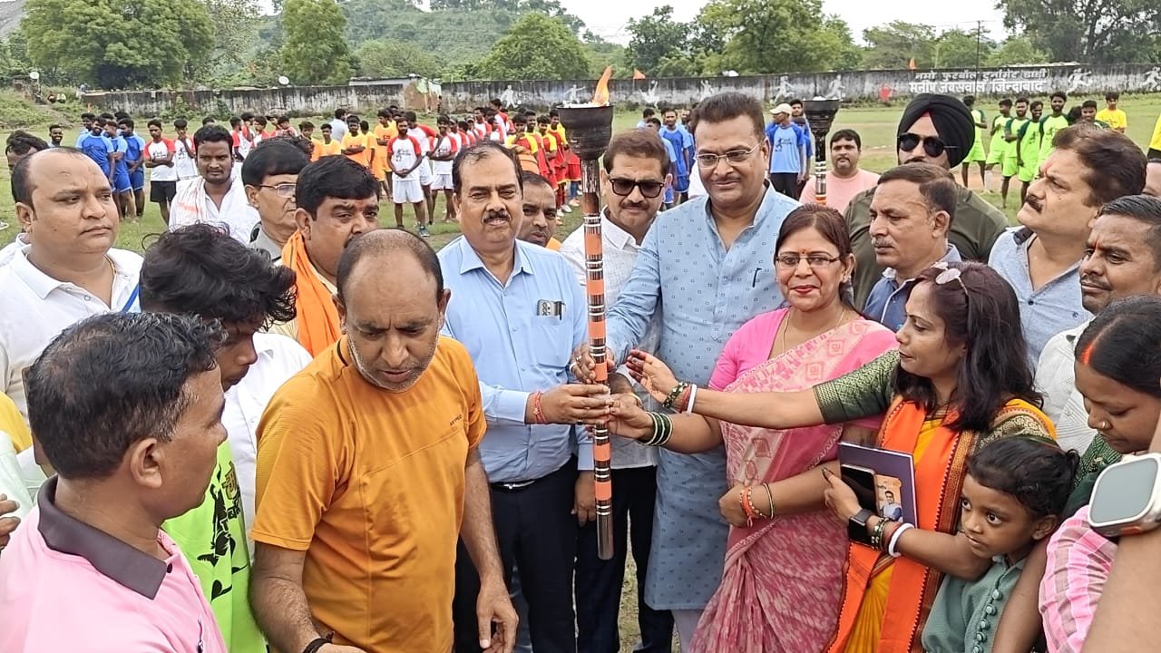 सांसद खेल महोत्सव-2025 के तहत डाडी प्रखंड के गिद्दी ए मैदान में शुरू हुआ नमो फुटबॉल टूर्नामेंट