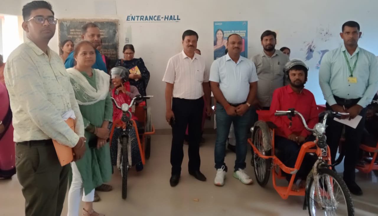 भारतीय कृत्रिम अंग निर्माण निगम की ओर से दिव्यांगों के बीच बांटे गई सामग्रियां