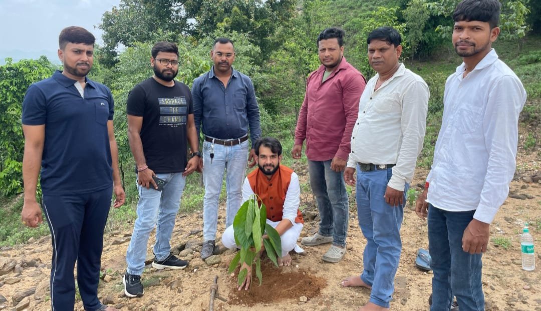 रामगढ़ बचाओ संघर्ष समिति द्वारा माया टुंगरी पहाड़ पर वृक्षारोपण कार्यक्रम