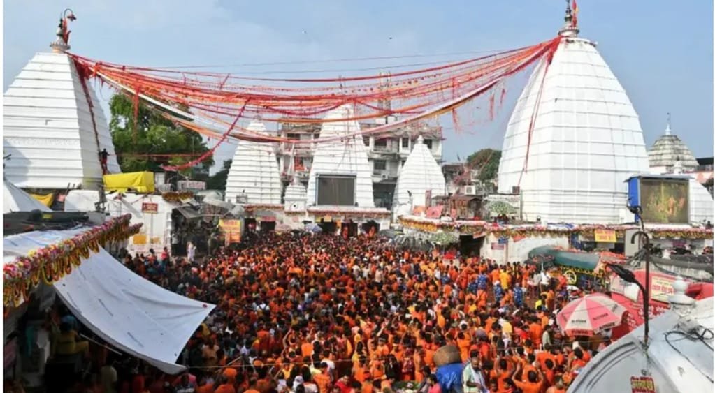 झारखंड के देवघर में देखने को मिल रहा श्रद्धा का महासंगम,लाखों श्रद्धालुओं की भीड़