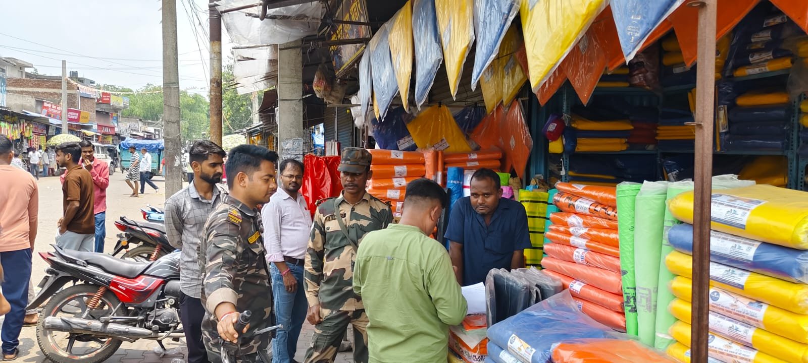 भुरकुंडा पुलिस ने सड़क व फूटपाथ अतिक्रमण करने वाले दुकानदारों को सुचिवद्ध किया