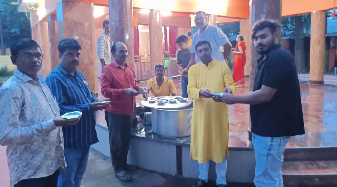 पुराना हनुमान मंदिर में लगा खीर का भोग