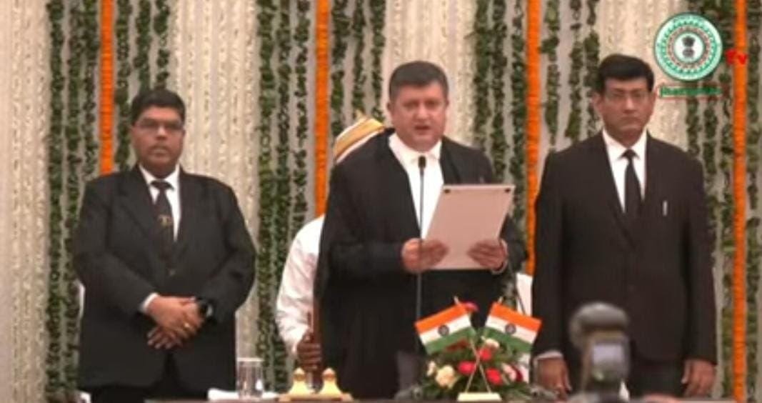झारखंड हाई कोर्ट के चीफ जस्टिस के पद पर तरलोक सिंह ने शपथ ली