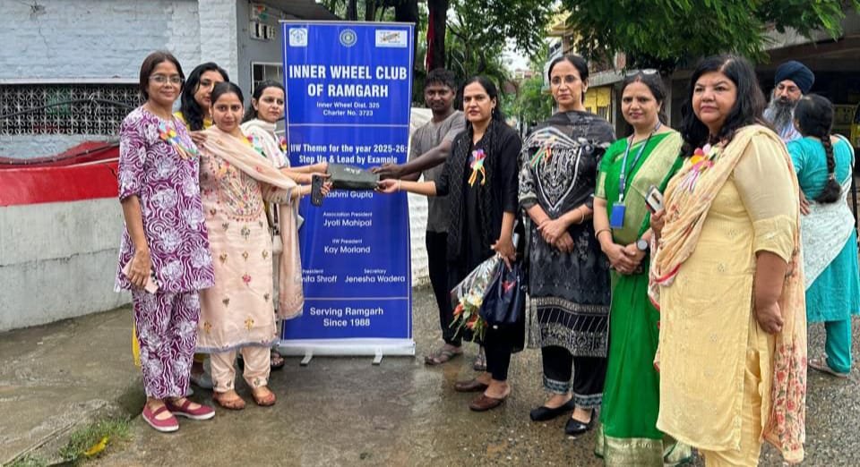 इनरव्हील क्लब ने समाचार पत्र वितरकों के बीच रेनकोट बाँटे