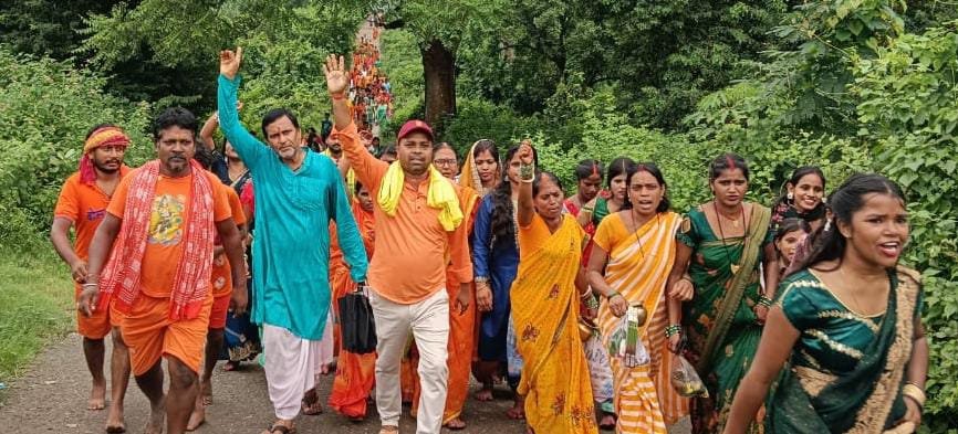 पीटीपीएस न्यू मार्केट शिवालय से बाजे गाजे के साथ निकाली गई कांवड़ यात्रा