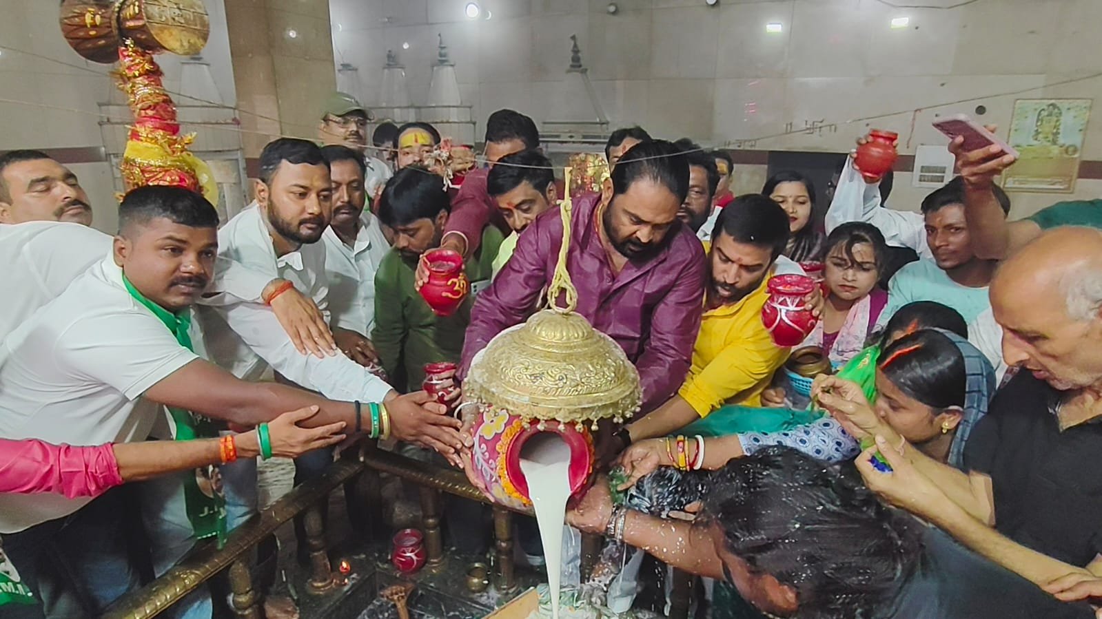 दिशोम गुरु शिबू सोरेन के स्वास्थ्य लाभ के लिए किया गया जलाभिषेक सह फल- फूल वितरण