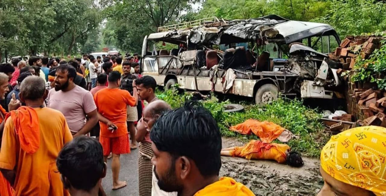 देवघर के मोहनपुर में बस और ट्रक में भीषण टक्कर,छ: की मौत,आठ गंभीर