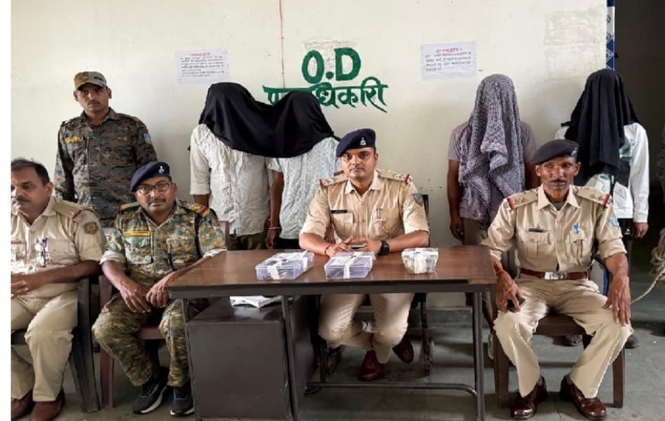 हजारीबाग पुलिस ने उत्तम यादव गिरोह के चार अपराधियों को हथियार के साथ गिरफ्तार