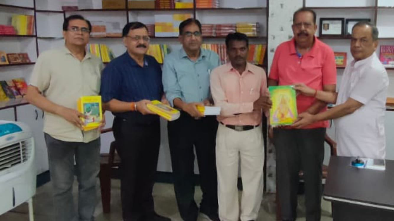 शांतिधारा फाउंडेशन ने आवासीय विकलांग विद्यालय को पुस्तक प्रदान किया