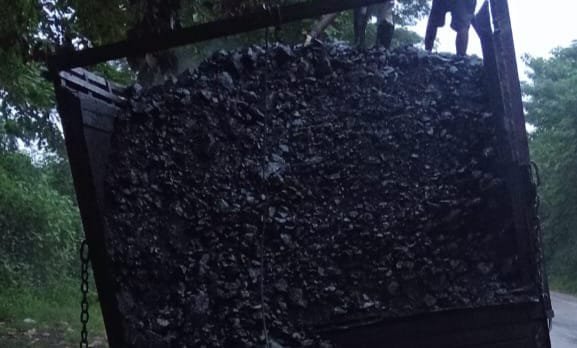 पतरातू डैम के लेक रिसॉर्ट के निकट कोयला लदा ट्रक में लगी आग
