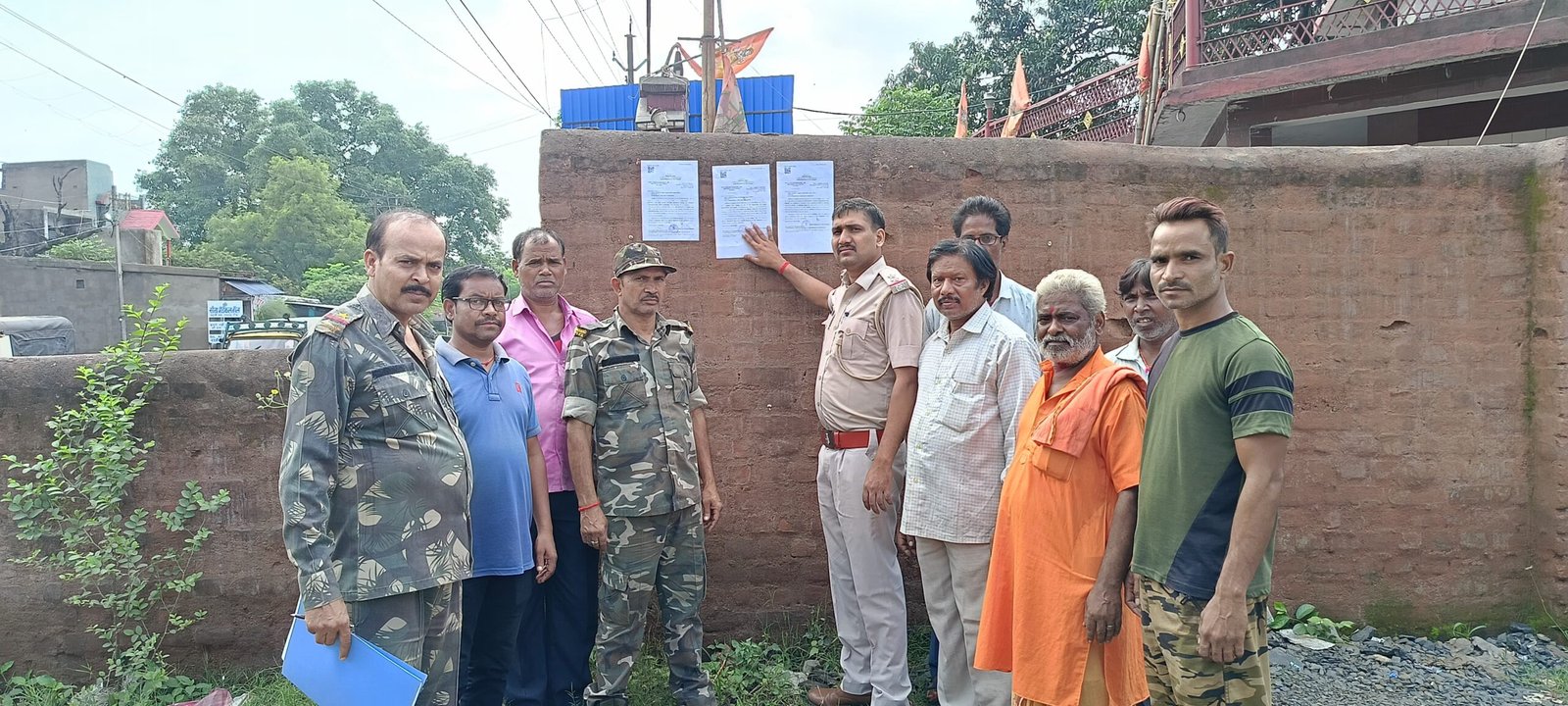 भदानी नगर पुलिस ने फरार चल रहे अभियुक्त के फैक्ट्री में चिपकाया इशितहार