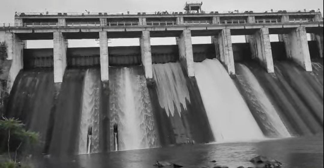 बढ़ते जलस्तर को देखते हुए पतरातु डैम के दो फाटक खोले गए