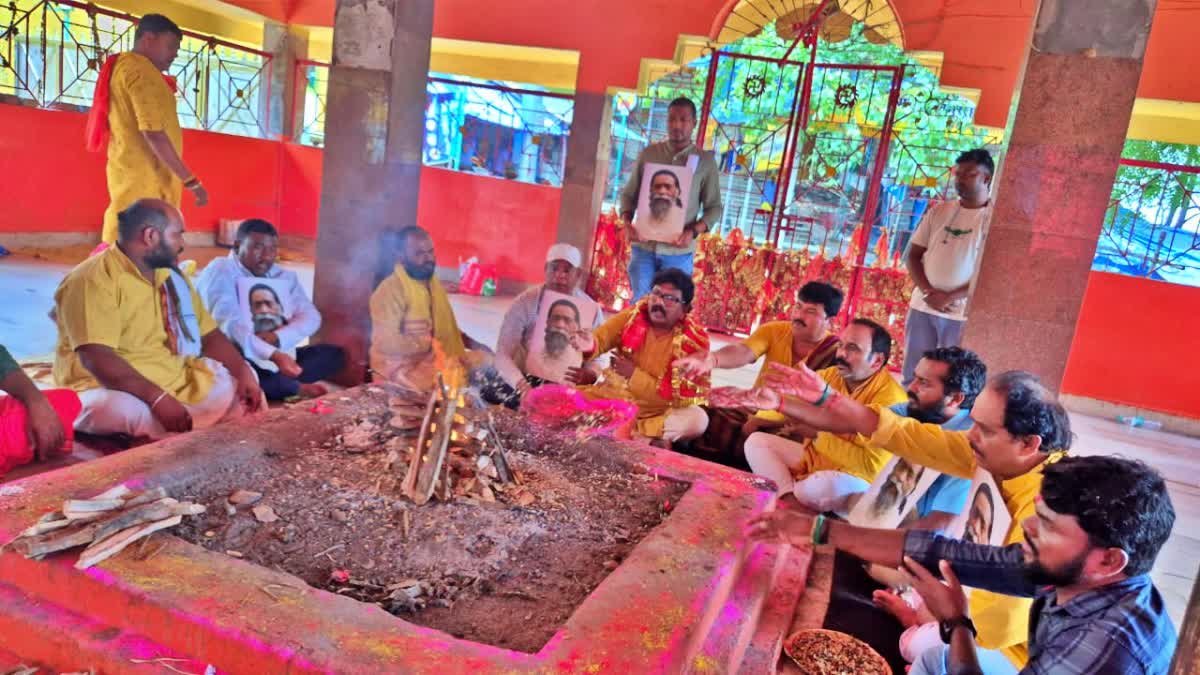 झामुमो कार्यकर्ताओं ने रजरप्पा के मां छिन्नमस्तिका मंदिर में की पूजा