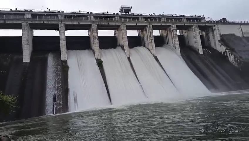 बड़ते जलस्तर को देखते हुए पतरातु डैम का दो और फाटक खोले गए