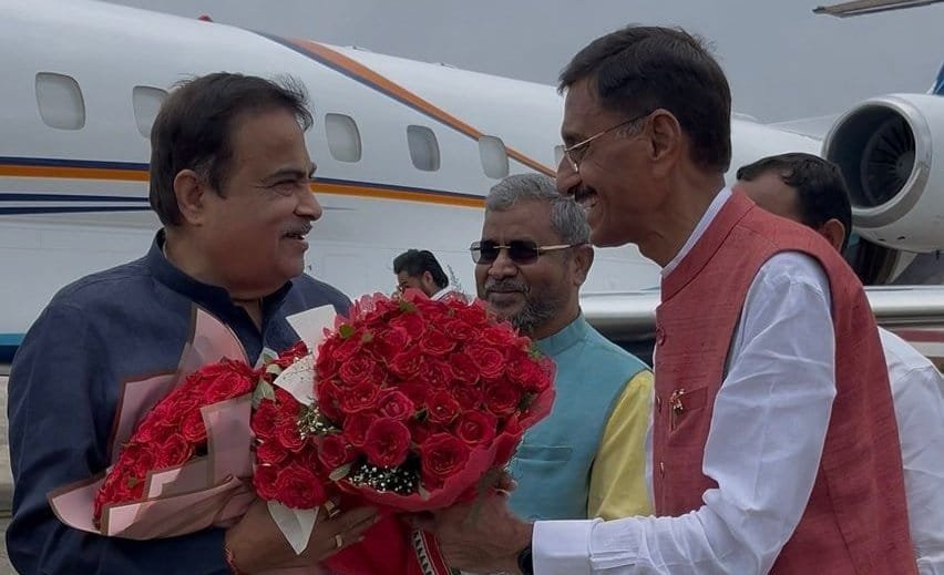केंद्रीय मंत्री नितिन गडकरी पहुंचे रांची,एयरपोर्ट पर स्वागत
