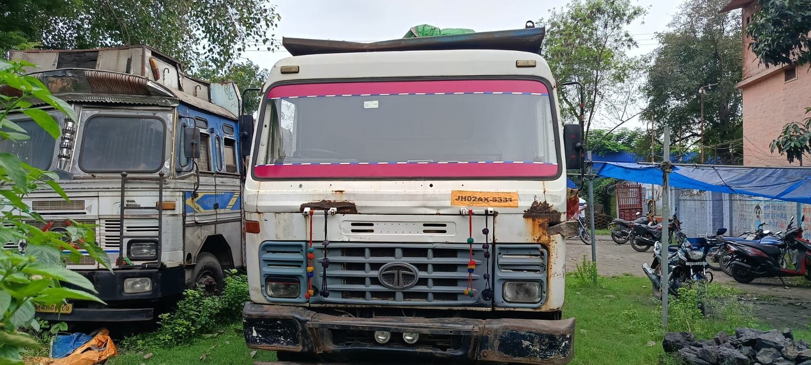 चिप्स लदे हाइवा को पकड़ा गया