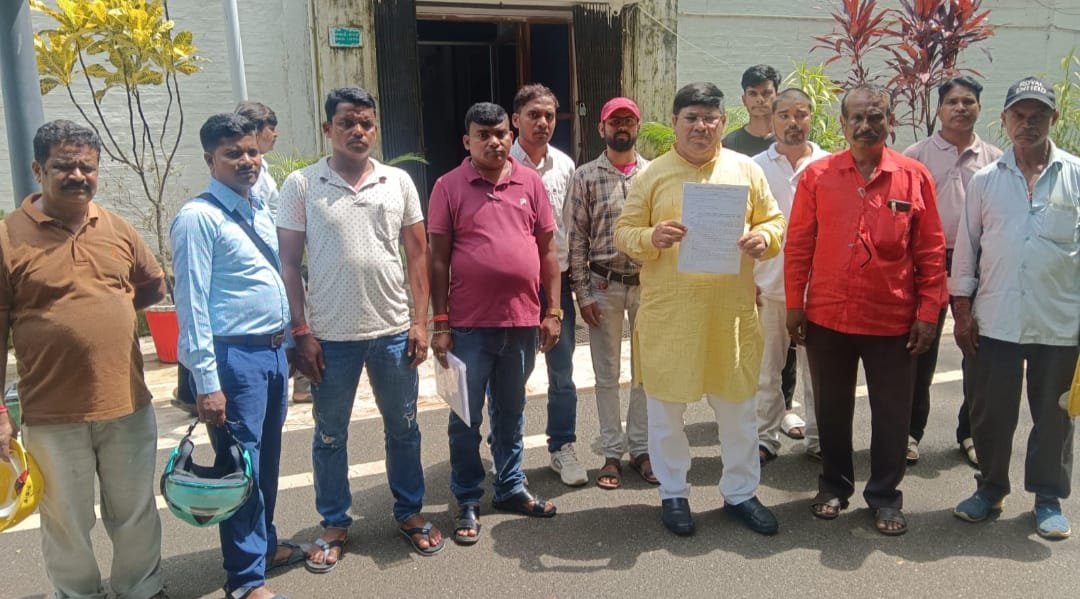 आउटसोर्स कर्मियों के हक़ में झारखंड ऊर्जा विकास श्रमिक संघ ने सौंपा ज्ञापन