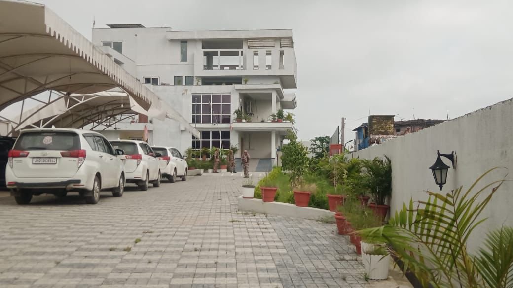 अंबा प्रसाद से जुड़े मनी लॉन्ड्रिंग जांच में ईडी की बड़ी कार्रवाई