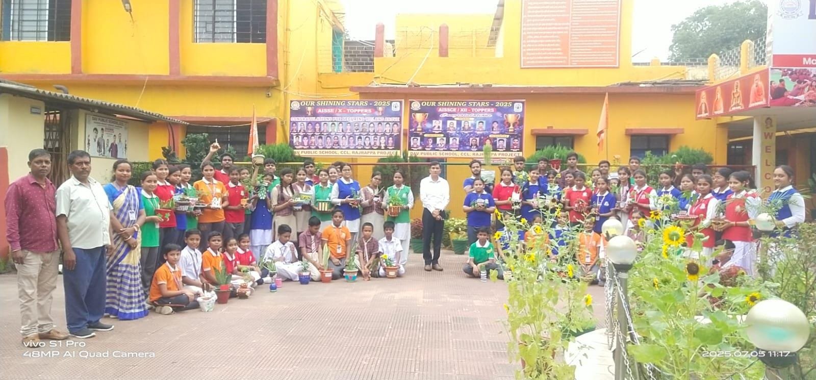 डीएवी रजरप्पा में वन महोत्सव का आयोजन