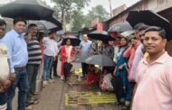 बारिश को देखते हुए गरीब समाजसेवी संघ द्वारा गरीबों के बीच छाता वितरण