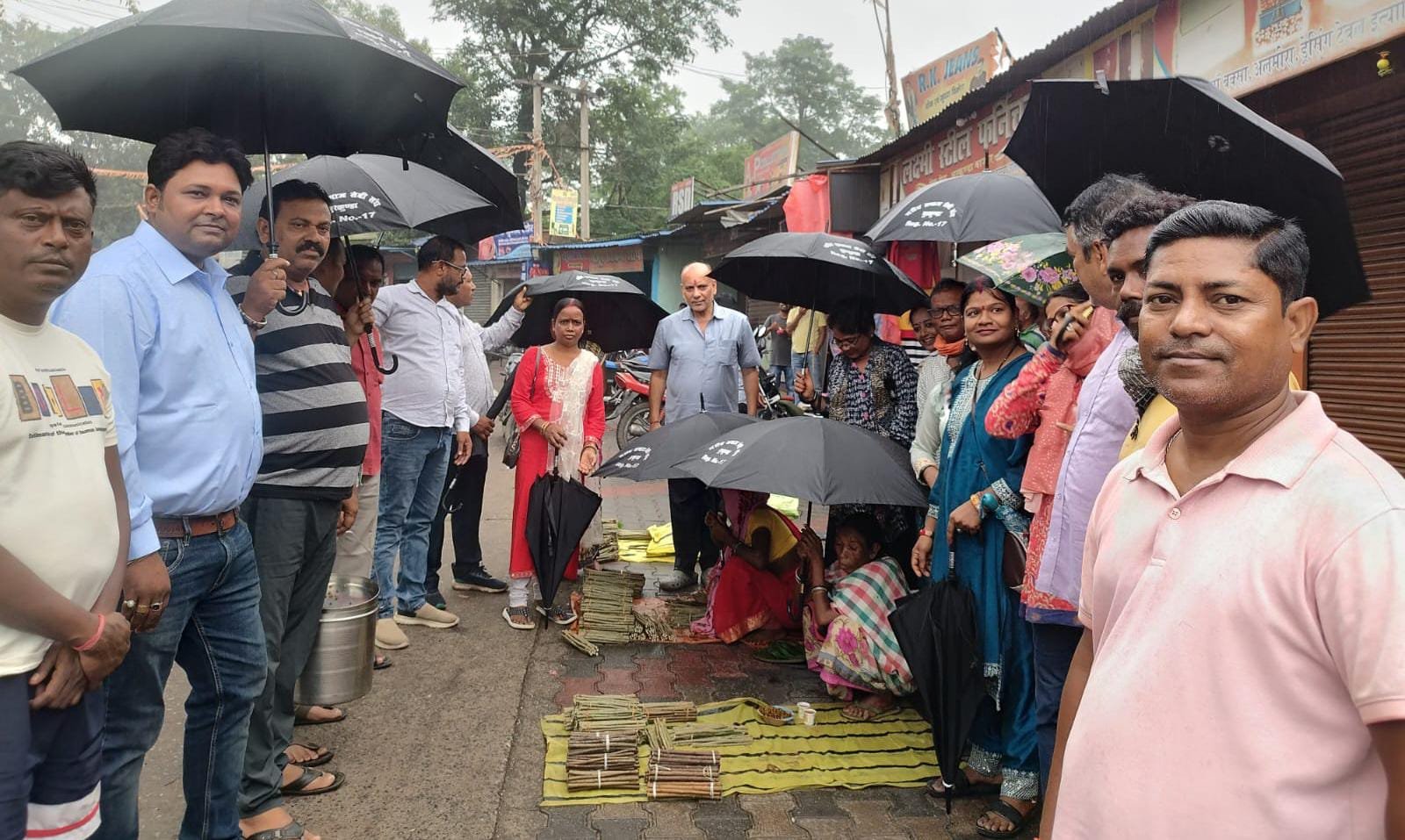 बारिश को देखते हुए गरीब समाजसेवी संघ द्वारा गरीबों के बीच छाता वितरण