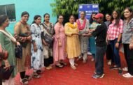 इनरव्हील क्लब ने छावनी परिषद के सफाई कर्मियों के बीच रेनकोट का वितरण किया
