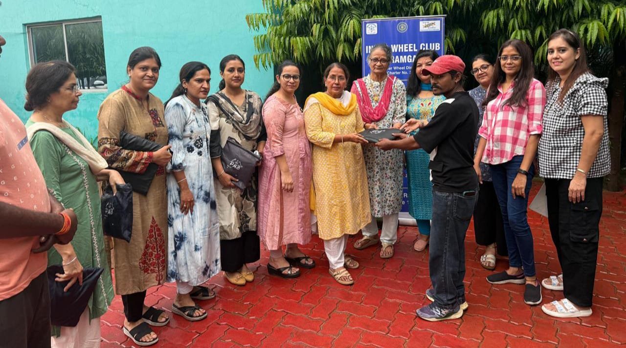 इनरव्हील क्लब ने छावनी परिषद के सफाई कर्मियों के बीच रेनकोट का वितरण किया