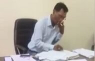 सरकारी दफ्तर में धूम्रपान करने वाला जनसेवक सस्पेंड